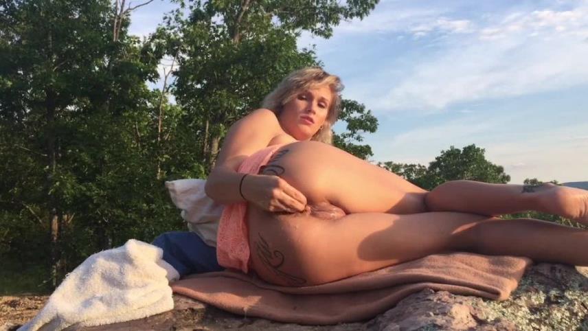 Outdoor pussy fisting with cute booty girl