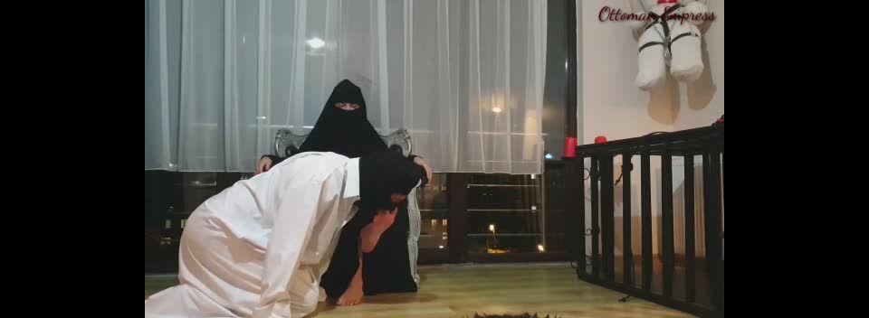 Turkish Mistress Aylin – Arab feet worship