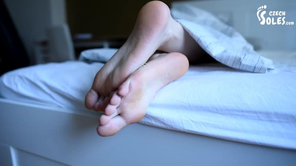 Czech Soles – Hard sleeping girl s bare feet in bed