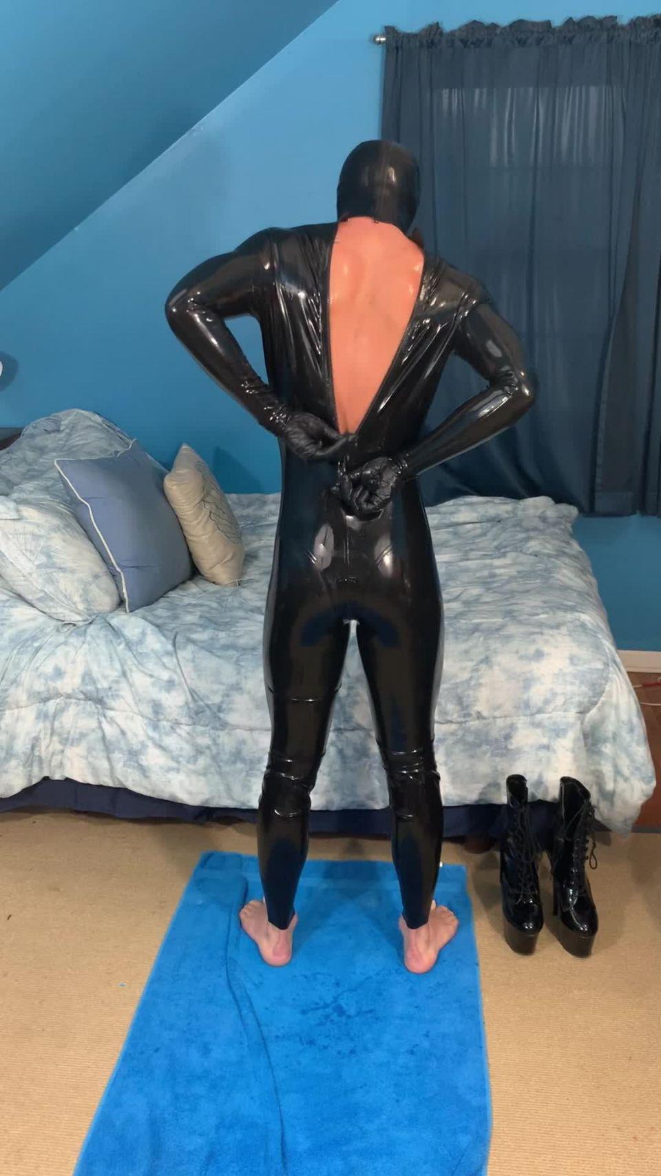 jerseygurl21 31-12-2019 Watch me dress and shine myself in my latex catsuit